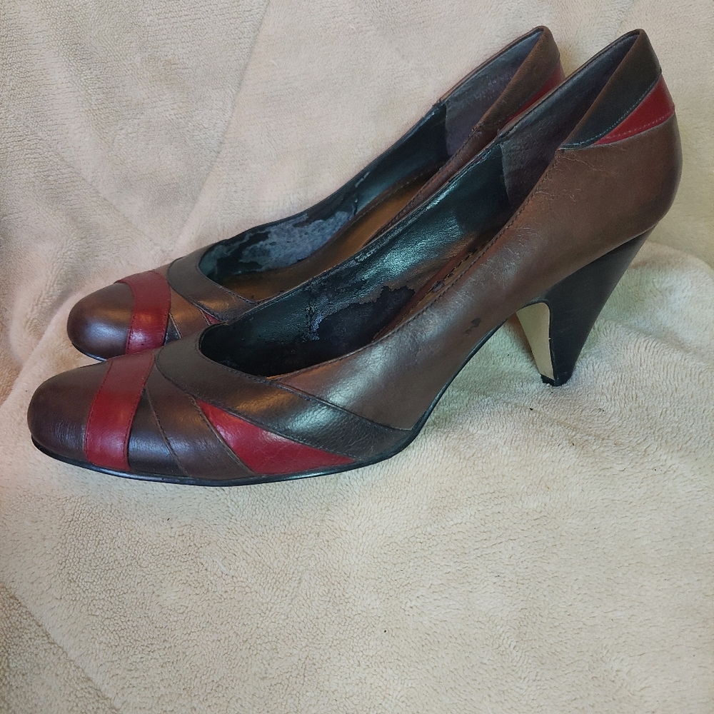 🌿 5/$25. Nine West Multi-colored Leather pump. Pre-owned. Size 8.5